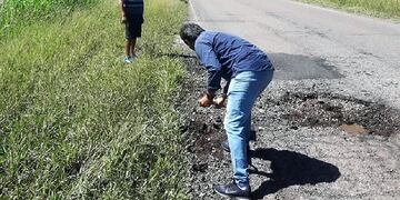 El concejal René Romero ayudó a una familia varada en la ruta y tapó los pozos con su propia pala.