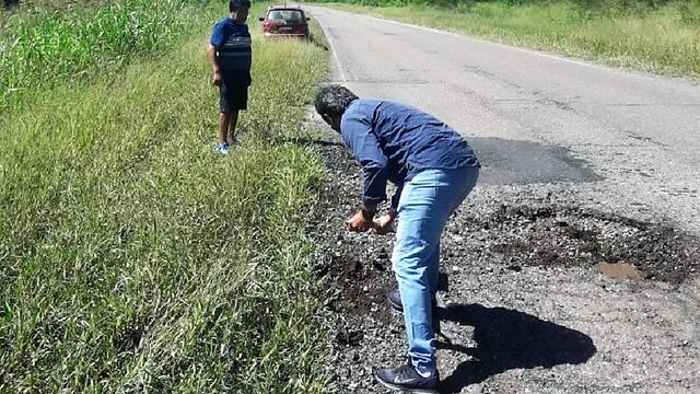 El concejal René Romero ayudó a una familia varada en la ruta y tapó los pozos con su propia pala.