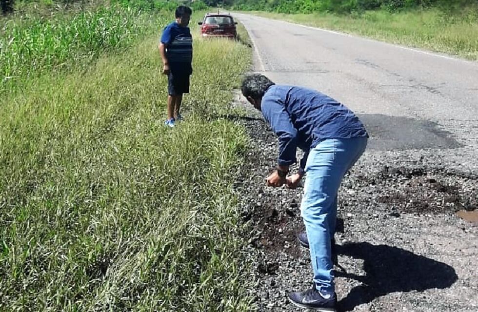Un concejal agarró la pala y se puso a tapar baches en la Ruta Nacional 16