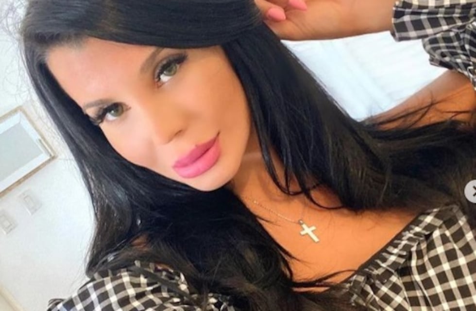 Charlotte Caniggia se sumó a la tendencia “tanga a la vista” y bucaneras con cadenas