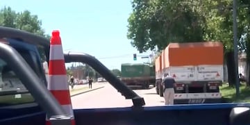 El conductor del transporte de carga circulaba hacia el este y detuvo la marcha en la esquina.