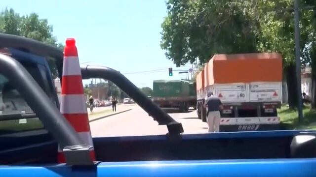 El conductor del transporte de carga circulaba hacia el este y detuvo la marcha en la esquina.