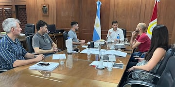 El intendente Leonardo Viotti con Juan Pablo Aversa (Servicios Públicos y Ambiente), Nicolás Asensio (Infraestructura, Servicios y Ambiente); María Emilia Vidal (Desarrollo Urbano y Metropolitano); Enrique Soffietti (IDSR) y Pierluiggi Chiatti (IMV)