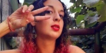 Felioga trabaja como paseaperro, es fanática de Luis Alberto Spinetta y es paciente psiquiátrica.