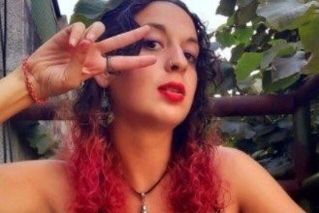 Felioga trabaja como paseaperro, es fanática de Luis Alberto Spinetta y es paciente psiquiátrica.