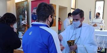 Dentro de los edificios se mantiene el uso obligatorio de barbijo para prevenir el contagio de coronavirus. (Arquidiócesis de Rosario)