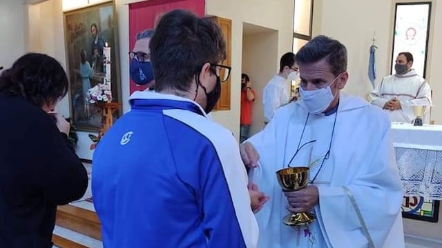 Dentro de los edificios se mantiene el uso obligatorio de barbijo para prevenir el contagio de coronavirus. (Arquidiócesis de Rosario)