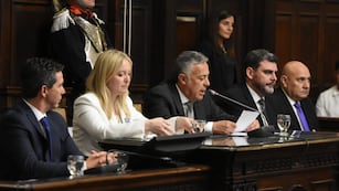 Alfredo Cornejo (Gobernador) y Hebe Casado (Vice) juraron a sus cargos en la Legislatura de Mendoza luego de la conformación de la Asamblea Legislativa.