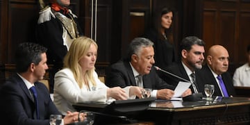 Alfredo Cornejo (Gobernador) y Hebe Casado (Vice) juraron a sus cargos en la Legislatura de Mendoza luego de la conformación de la Asamblea Legislativa.