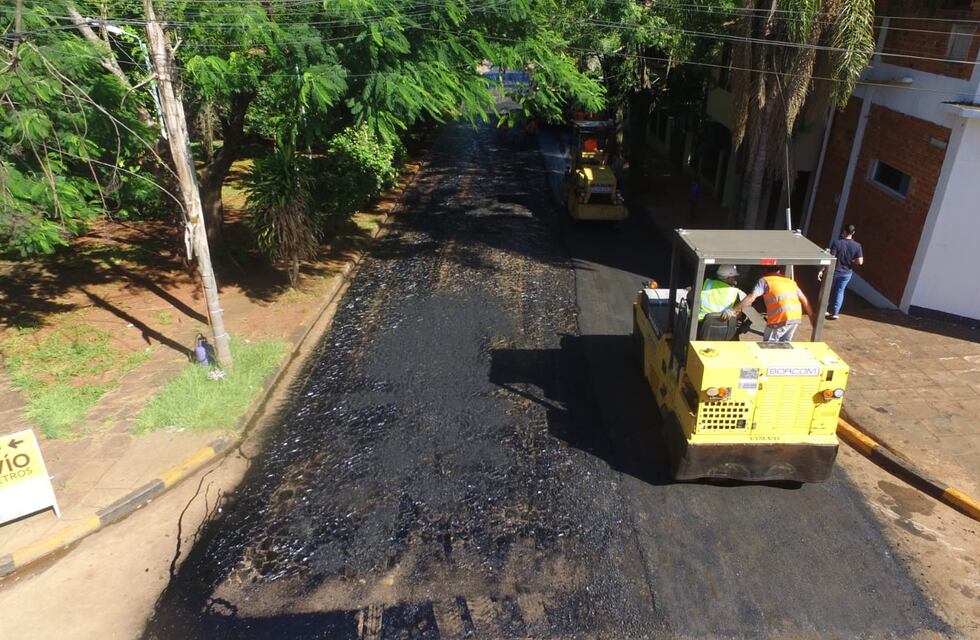 Puerto Iguazú: continúa los trabajos de asfaltado de calles empedradas