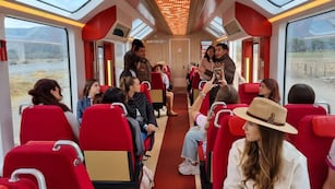 Las candidatas provinciales a representante nacional de los estudiantes, durante la reciente FNE 2024, disfrutaron la experiencia de viajar en el Tren Solar de la Quebrada.