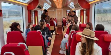 Las candidatas provinciales a representante nacional de los estudiantes, durante la reciente FNE 2024, disfrutaron la experiencia de viajar en el Tren Solar de la Quebrada.
