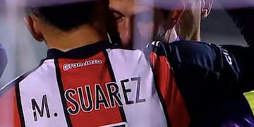 Rodrigo Rey tuvo que dejar la cancha por un duro golpe en su cabeza.