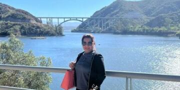 Mariela, la esposa de Fito Macías, con el puente De la Sota de fondo, en un paseo en Villa Carlos Paz. (Gentileza diario Primicias, Ecuador)