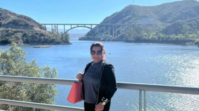 Mariela, la esposa de Fito Macías, con el puente De la Sota de fondo, en un paseo en Villa Carlos Paz. (Gentileza diario Primicias, Ecuador)