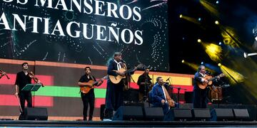 Cosquín 2025. Los Manseros Santiagueños en la Cuarta Luna del festival. (La Voz)
