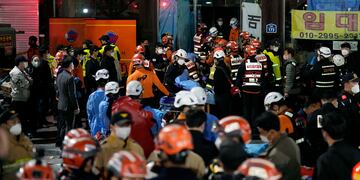 Socorristas y bomberos mientras trabajaban en la escena de la estampida fatal en Seul, Corea del Sur, durante celebraciones de Halloween, el sábado, 29 de octubre del 2022.