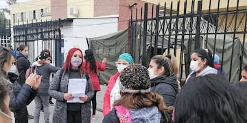 Los dirigentes de ATE y trabajadores del área de Neonatología del Hospital Lagomaggiore durante la protesta y reclamo. Gentileza