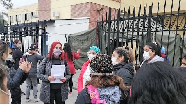 Los dirigentes de ATE y trabajadores del área de Neonatología del Hospital Lagomaggiore durante la protesta y reclamo. Gentileza
