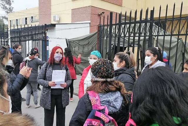 Los dirigentes de ATE y trabajadores del área de Neonatología del Hospital Lagomaggiore durante la protesta y reclamo. Gentileza