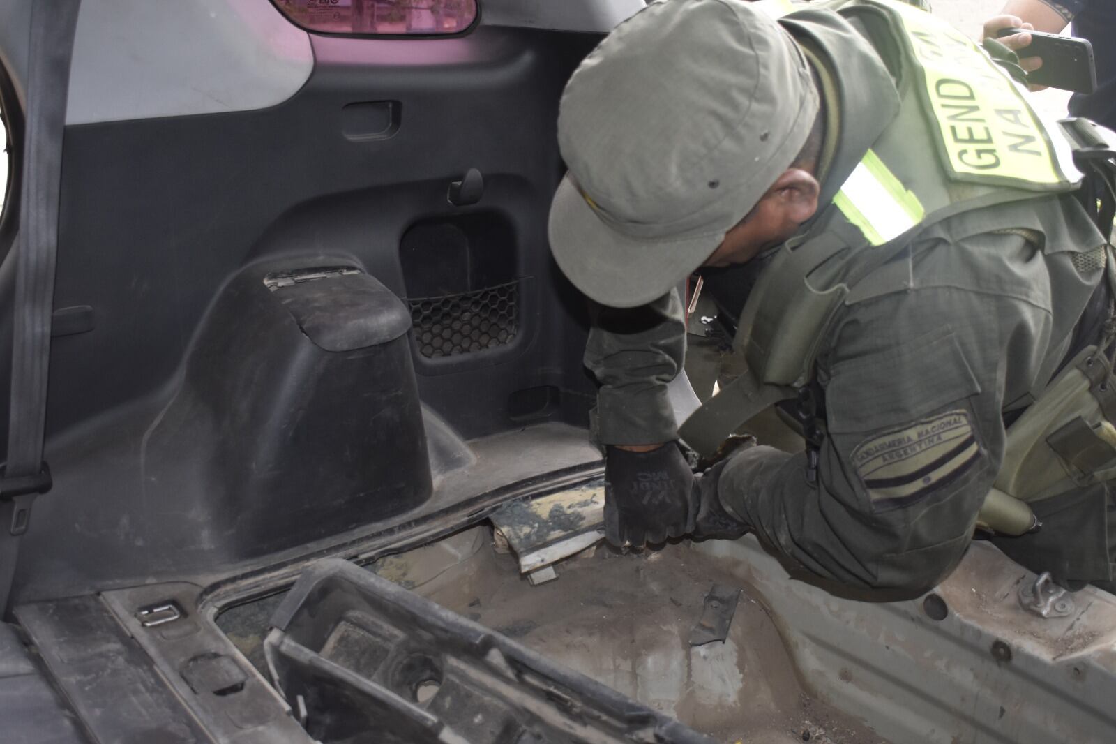 Huecos existentes en la carrocería del vehículo fueron aprovechados para esconder más de 46 kilos de cocaína. El can adiestrado para la detección de estupefacientes hizo caer la maniobra.