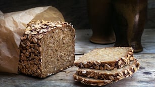 Pan integral con cereales. Imagen de archivo.