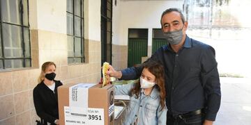 Votó Pablo Javkin junto a su hija. (@pablojavkin)