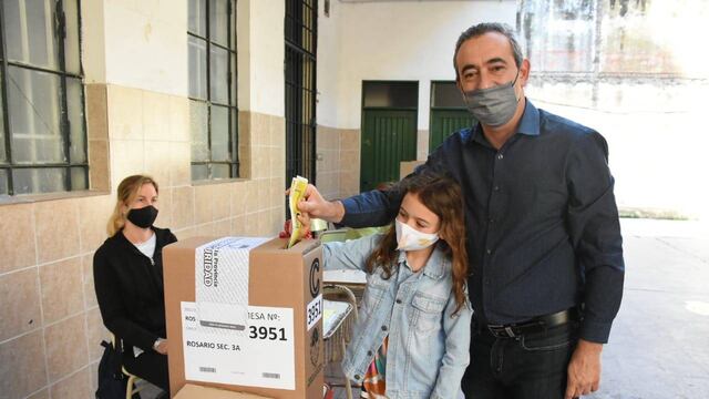 Votó Pablo Javkin junto a su hija. (@pablojavkin)