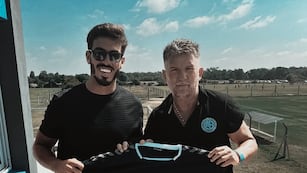 Juan Pablo Fassi, hijo del presidente de Talleres, y Luis Fabián Artime, de Belgrano, con posturas muy diferentes (Prensa Atenas de Uruguay).