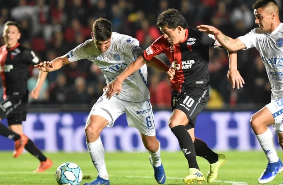 Colón quedó líder, a tres de River, tras empatar 2-2 con Godoy Cruz