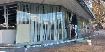 Videos: estallaron los vidrios en la sucursal de AFIP de Mendoza por el viento zonda.