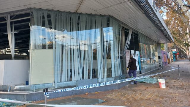 Videos: estallaron los vidrios en la sucursal de AFIP de Mendoza por el viento zonda.