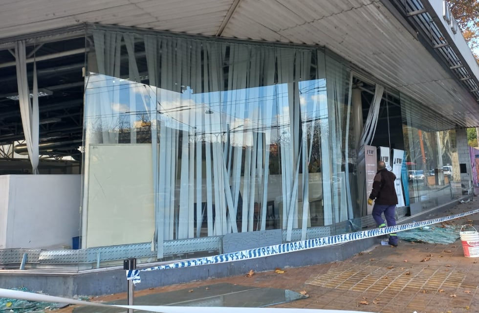 Videos: estallaron los vidrios en la sucursal de AFIP de Mendoza por el viento zonda