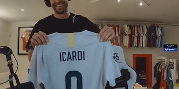 La colección de camisetas de Piqué: una especial de Messi y otra de Icardi, con broma incluida