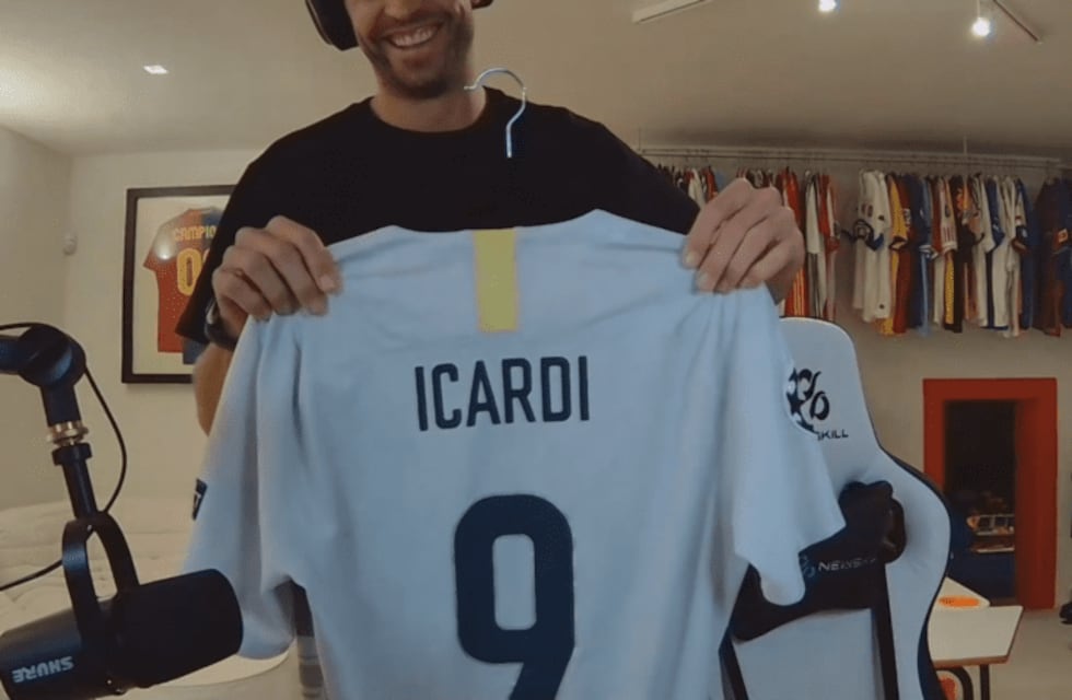 La colección de camisetas de Piqué: una especial de Messi y otra de Icardi, con broma incluida