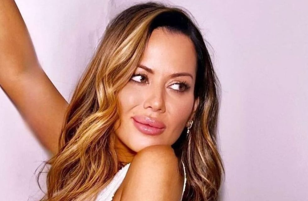 Con minicampera de látex, Karina Jelinek sacudió el pelo y deslumbró con su estilo