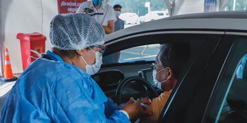 Al personal de salud privada le colocarán la tercera dosis en el Autovac del Hiper Libertad