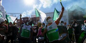 Trabajadores nucleados en ATE Neuquén se manifiestan mientras se realizan las negociaciones salariales con el gobierno provincial.