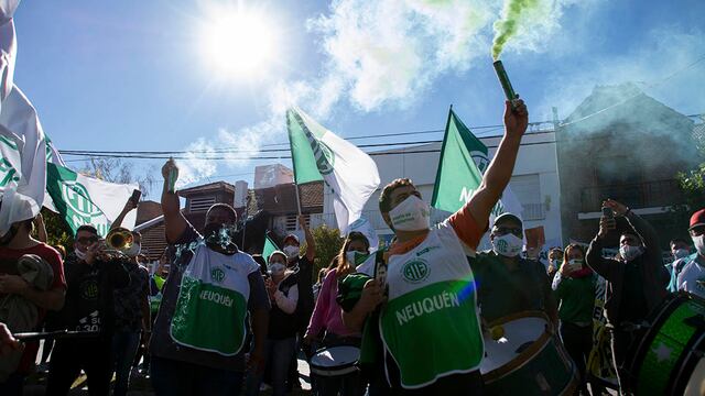 Trabajadores nucleados en ATE Neuquén se manifiestan mientras se realizan las negociaciones salariales con el gobierno provincial.