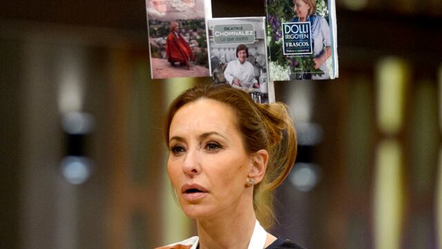 Analía Franchín y su tocado con libros que generó los celos del jurado.