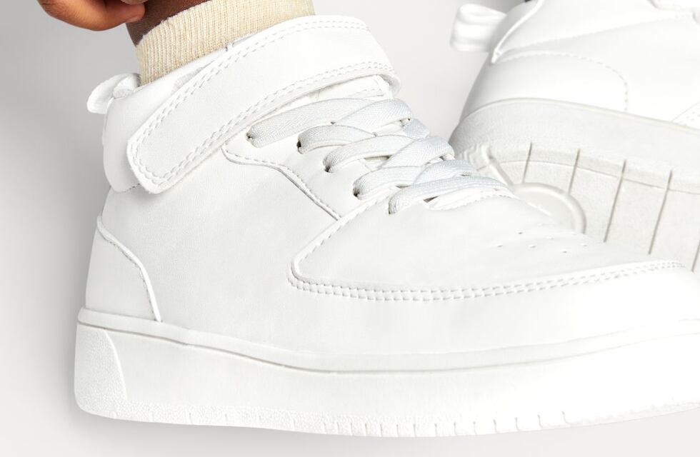 Una joven reveló el secreto para blanquear sus zapatillas y se hizo viral