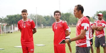 Nicolás Mazzola (23), ya se puso a las órdenes de Lucas Bovagblio, junto al lateral Ramiro Arias (Prensa Instituto).