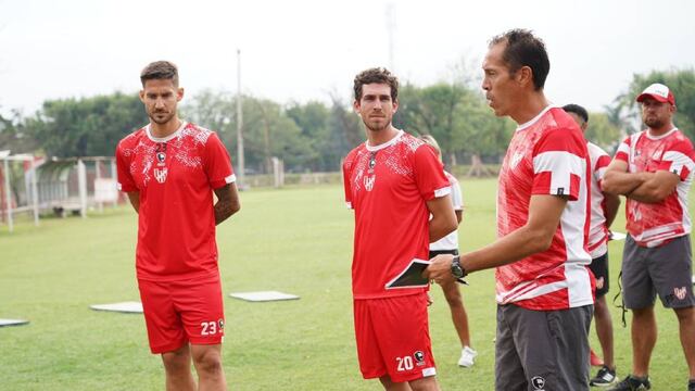 Nicolás Mazzola (23), ya se puso a las órdenes de Lucas Bovagblio, junto al lateral Ramiro Arias (Prensa Instituto).