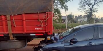 Oberá: vehículo chocó contra un camión estacionado