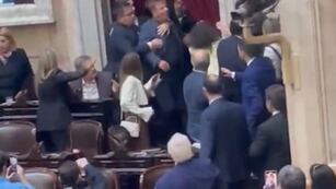 Oscar Zago en medio del escándalo en Diputados.