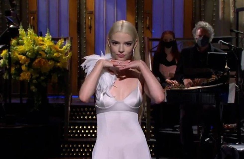 Anya Taylor-Joy habló en español al conducir Saturday Night Live