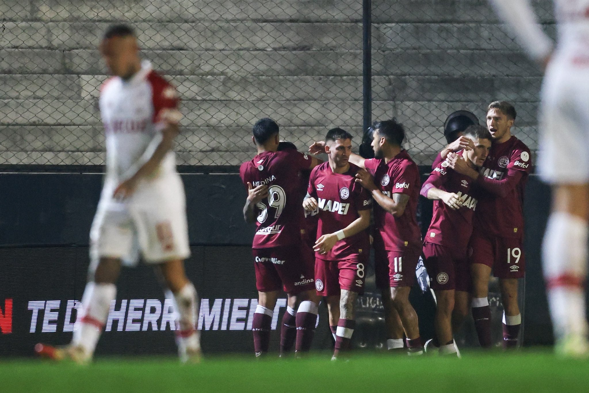 Lanús venció a Huracán y sigue adelante en el certamen. (Prensa Copa Argentina).
