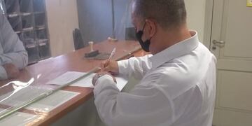 Carlos Zimerman, presentando la denuncia federal