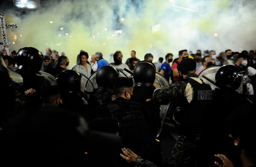 Crimen del kiosquero en Ramos Mejía: masiva protesta de los vecinos y tensión con la Policía