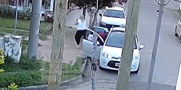La desesperación de la mujer por salvar a su bebé antes de que los ladrones se llevaran el auto en barrio Jardín (Captura video).